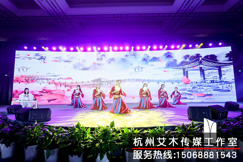 杭州國際博覽中心2020新春紅藍(lán)競演茶話會(huì)演員在臺(tái)上表演現(xiàn)場拍攝情況